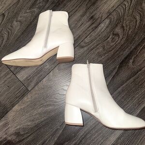 Chinese Laundry Solid White Trendy Faux Leather Ankle Booties - Good Condition